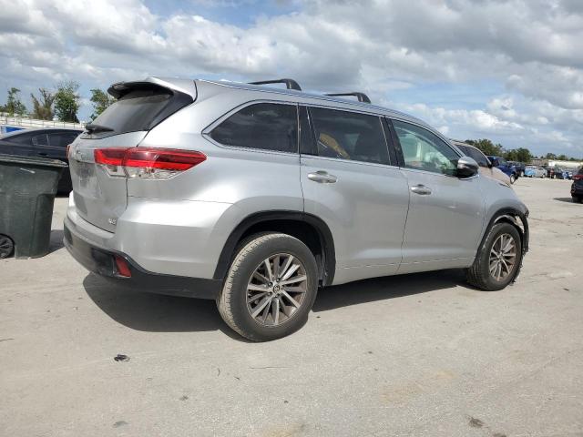 5TDKZRFH3JS283878 - 2018 TOYOTA HIGHLANDER SE SILVER photo 3