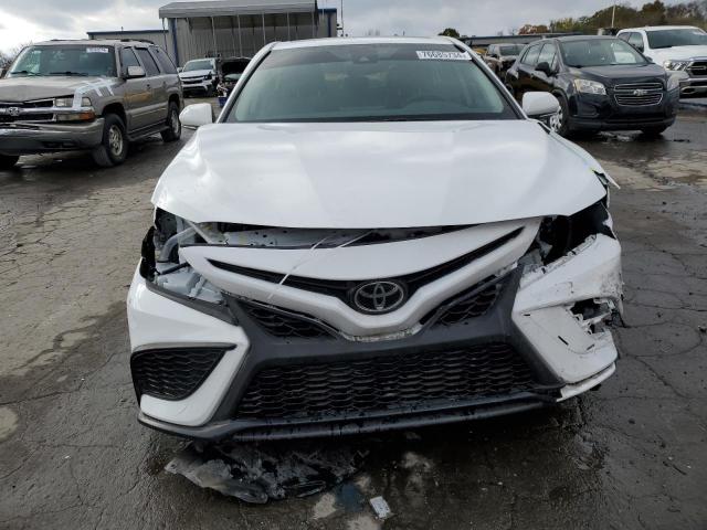 4T1T11AKXRU862983 - 2024 TOYOTA CAMRY SE NIGHT SHADE WHITE photo 5