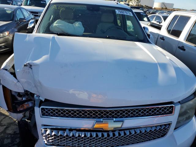 1GNSCHE05BR402240 - 2011 CHEVROLET SUBURBAN C1500  LS WHITE photo 12