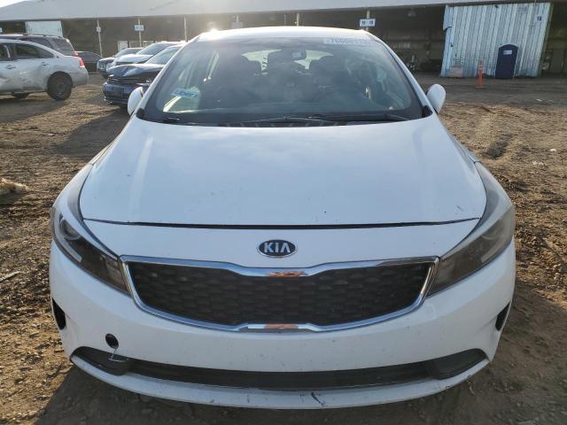 KNAFK5A83H5688948 - 2017 KIA FORTE LX WHITE photo 5