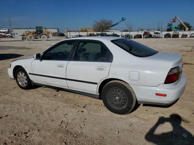 1HGCD563XVA208454 - 1997 HONDA ACCORD LX WHITE photo 2