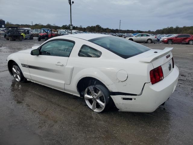 1ZVHT82HX85105569 - 2008 FORD MUSTANG GT WHITE photo 2