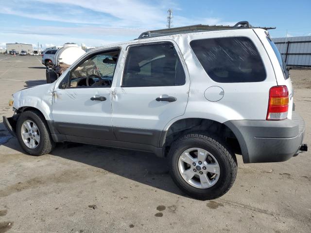 1FMYU93125KB14038 - 2005 FORD ESCAPE XLT WHITE photo 2