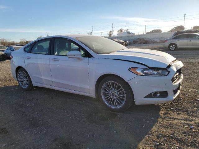 3FA6P0H94FR196418 - 2015 FORD FUSION SE WHITE photo 4