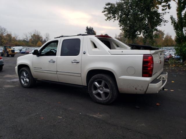 3GNTKGE77DG140139 - 2013 CHEVROLET AVALANCHE LTZ WHITE photo 2