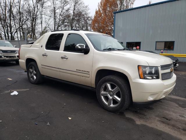 3GNTKGE77DG140139 - 2013 CHEVROLET AVALANCHE LTZ WHITE photo 4