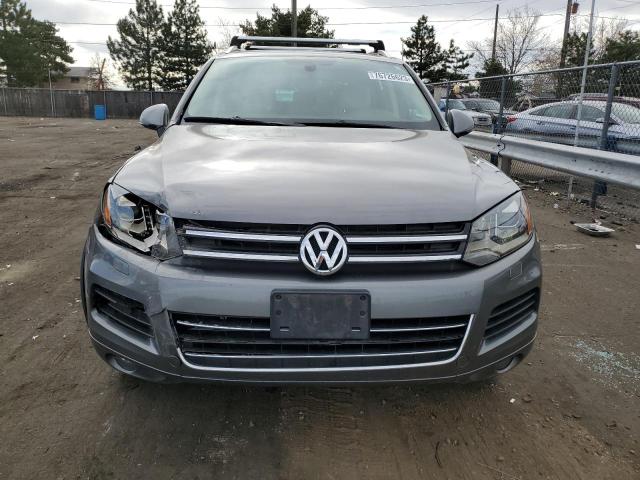 WVGEF9BP4CD010171 - 2012 VOLKSWAGEN TOUAREG V6 GRAY photo 5