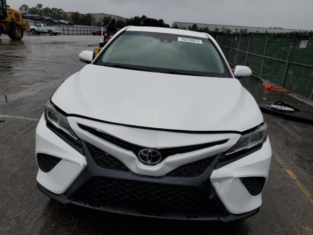 4T1B11HKXJU021848 - 2018 TOYOTA CAMRY L WHITE photo 5