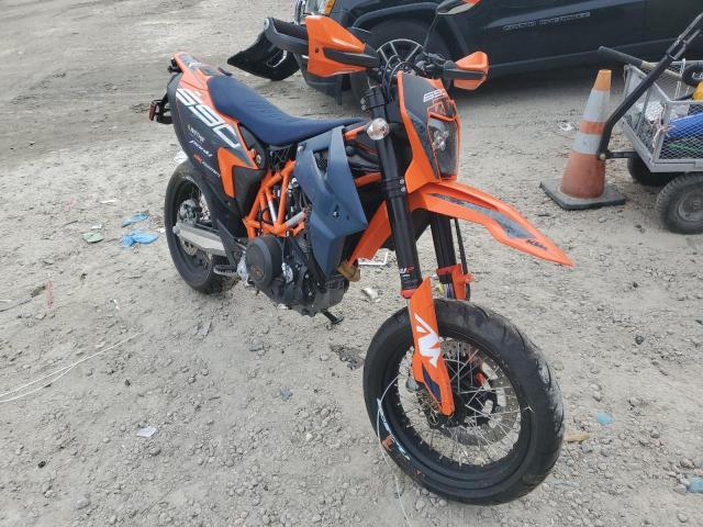 VBKLSV402PM743484 - 2023 KTM 690 SMC R ORANGE photo 1