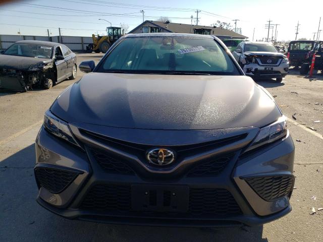 4T1G11AK3PU833596 - 2023 TOYOTA CAMRY SE NIGHT SHADE GRAY photo 5