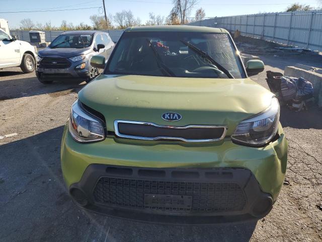 KNDJN2A23G7873602 - 2016 KIA SOUL GREEN photo 5