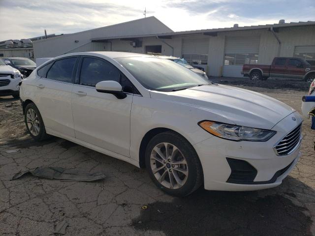 3FA6P0H79KR210077 - 2019 FORD FUSION SE SILVER photo 4