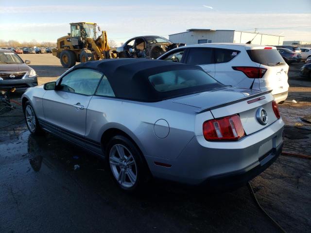 1ZVBP8EN1A5167878 - 2010 FORD MUSTANG SILVER photo 2