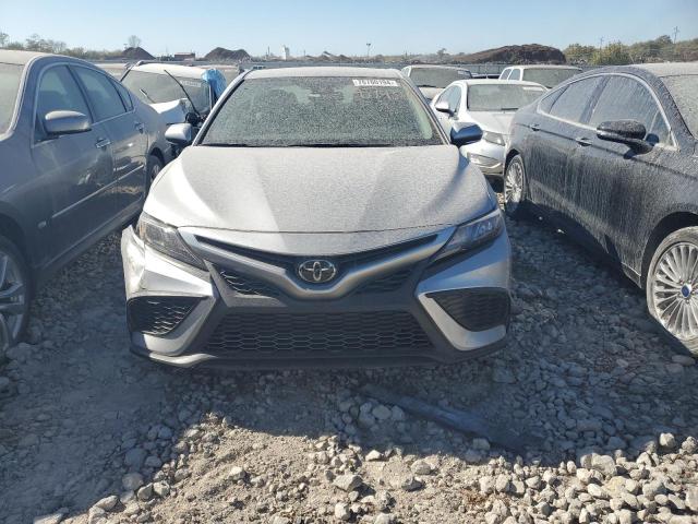 4T1G11AK1RU874327 - 2024 TOYOTA CAMRY SE NIGHT SHADE SILVER photo 5