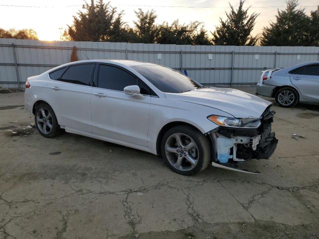 3FA6P0HD0GR210305 - 2016 FORD FUSION SE WHITE photo 4