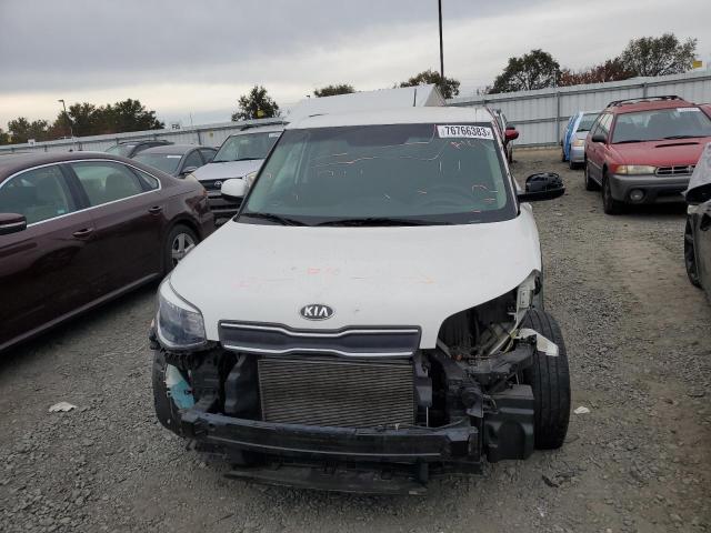 KNDJN2A21J7547448 - 2018 KIA SOUL WHITE photo 5