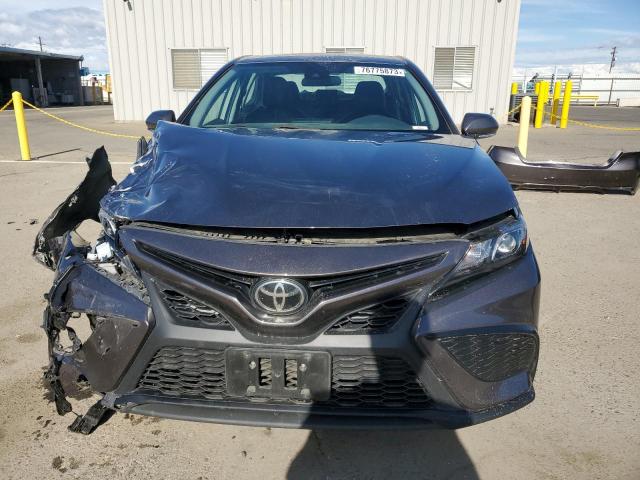 4T1G11AK8NU046737 - 2022 TOYOTA CAMRY SE GRAY photo 5