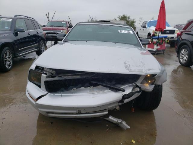 1ZVFT84N575278926 - 2007 FORD MUSTANG SILVER photo 5