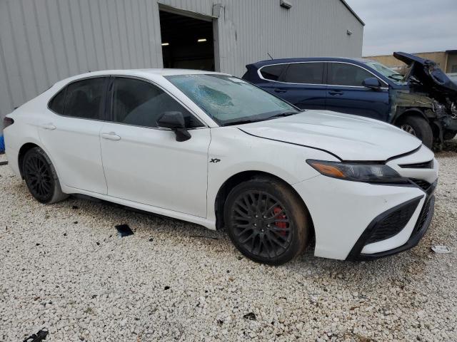 4T1T11AK8RU844000 - 2024 TOYOTA CAMRY SE NIGHT SHADE WHITE photo 4