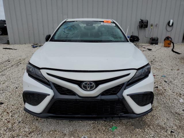 4T1T11AK8RU844000 - 2024 TOYOTA CAMRY SE NIGHT SHADE WHITE photo 5