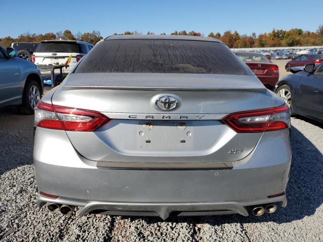 4T1B61HK3JU057365 - 2018 TOYOTA CAMRY XSE SILVER photo 6