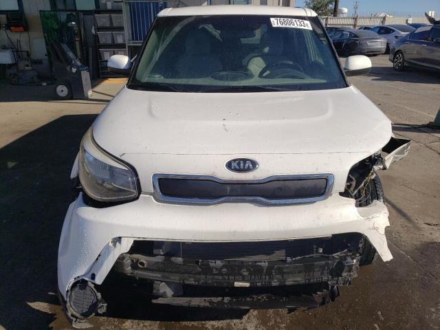 KNDJN2A24F7140859 - 2015 KIA SOUL WHITE photo 5