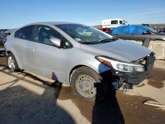 3KPFK4A77JE220333 - 2018 KIA FORTE LX GRAY photo 4