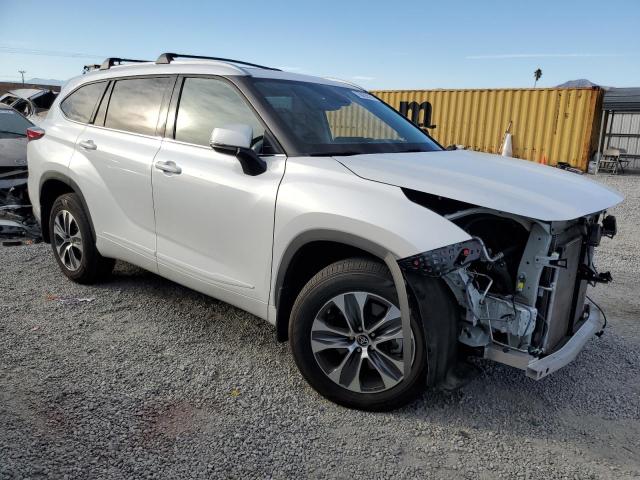 5TDGZRBH9NS591347 - 2022 TOYOTA HIGHLANDER XLE WHITE photo 4