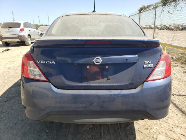 3N1CN7APXJL833881 - 2018 NISSAN VERSA S BLUE photo 6