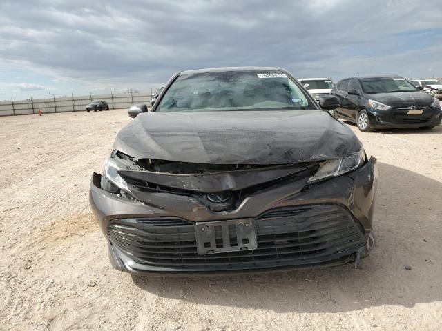 4T1B11HK9JU077506 - 2018 TOYOTA CAMRY L GRAY photo 5