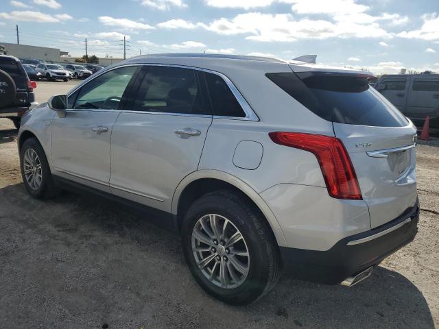 1GYKNCRS6JZ191589 - 2018 CADILLAC XT5 LUXURY SILVER photo 2