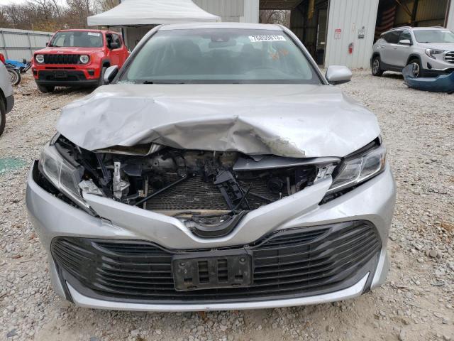 4T1B11HKXJU096646 - 2018 TOYOTA CAMRY L SILVER photo 5