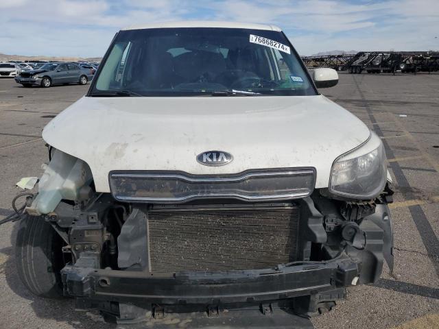 KNDJN2A2XJ7605797 - 2018 KIA SOUL WHITE photo 5