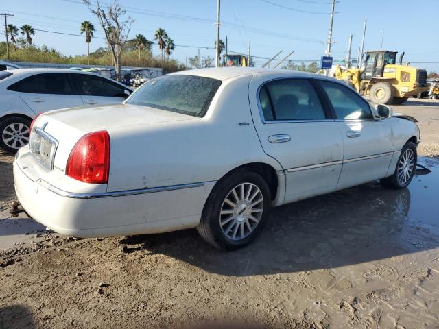 1LNHM82WX3Y670955 - 2003 LINCOLN TOWN CAR SIGNATURE WHITE photo 3