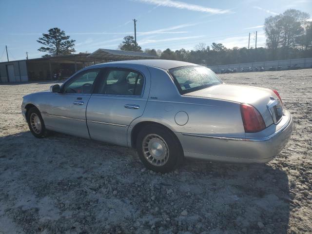 1LNHM81W42Y667176 - 2002 LINCOLN TOWN CAR EXECUTIVE SILVER photo 2