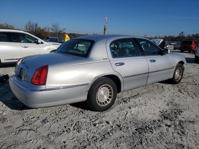 1LNHM81W42Y667176 - 2002 LINCOLN TOWN CAR EXECUTIVE SILVER photo 3