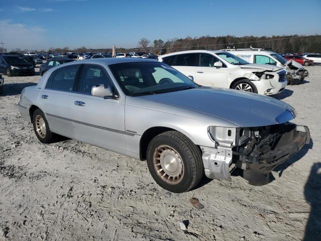 1LNHM81W42Y667176 - 2002 LINCOLN TOWN CAR EXECUTIVE SILVER photo 4