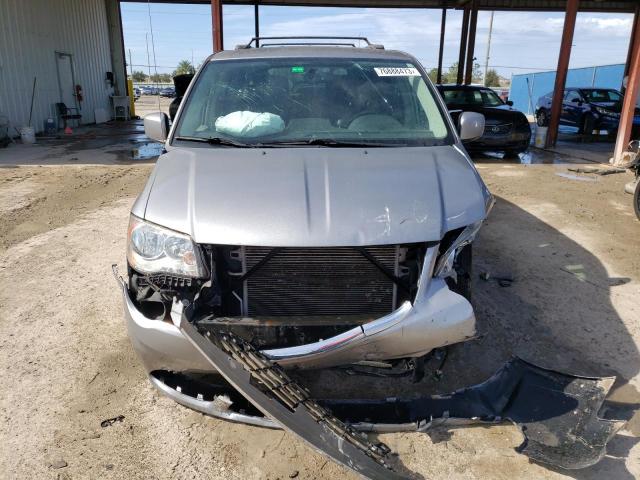 2C4RC1BG9FR582242 - 2015 CHRYSLER TOWN & COU TOURING SILVER photo 5