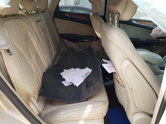 5LMCJ2D90HUL32435 - 2017 LINCOLN MKC SELECT Ոսկեգույն լուսանկար 11