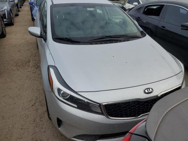 3KPFL4A72JE200553 - 2018 KIA FORTE LX SILVER photo 5