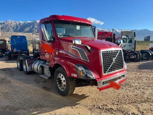 4V4NC9EH5HN993448 - 2017 VOLVO VN VNL RED photo 1