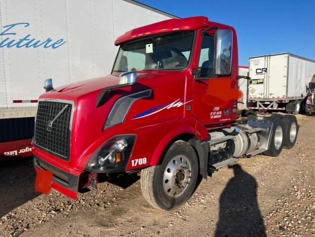 4V4NC9EH5HN993448 - 2017 VOLVO VN VNL RED photo 2