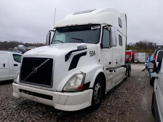 4V4NC9EJ7DN563451 - 2013 VOLVO VN VNL WHITE photo 2