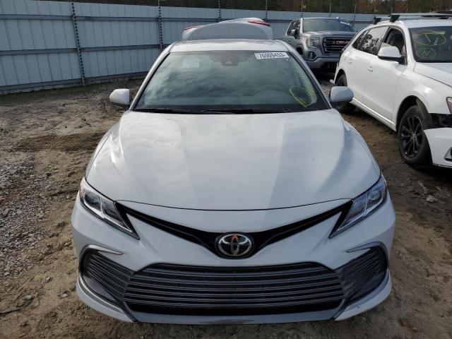 4T1C11AK6NU066077 - 2022 TOYOTA CAMRY LE WHITE photo 5