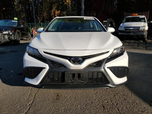 4T1G11BK2PU080108 - 2023 TOYOTA CAMRY SE NIGHT SHADE WHITE photo 5
