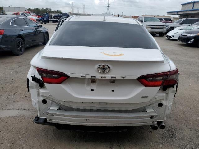 4T1G11AK3MU537795 - 2021 TOYOTA CAMRY SE WHITE photo 6