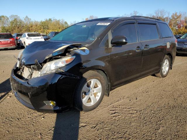 2014 TOYOTA SIENNA LE, 