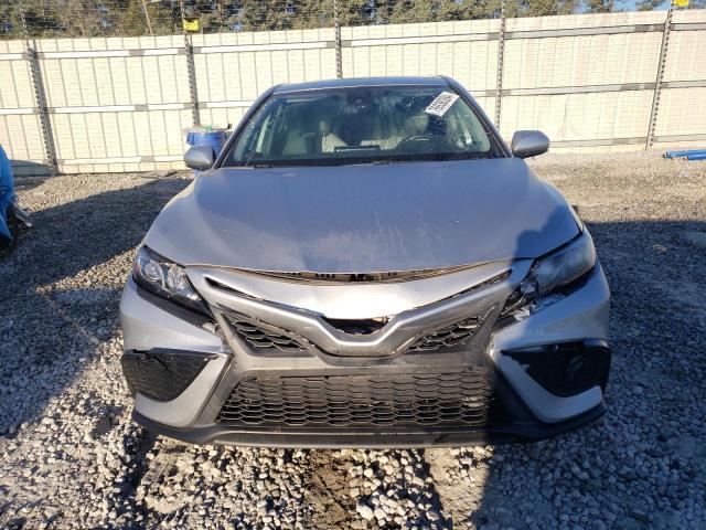 4T1G11AK6MU556597 - 2021 TOYOTA CAMRY SE SILVER photo 5