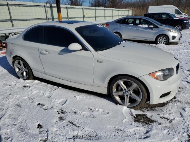 WBAUC73519VK95034 - 2009 BMW 135 I WHITE photo 4