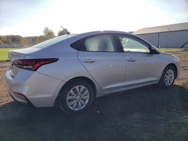 3KPC24A33JE026639 - 2018 HYUNDAI ACCENT SE SILVER photo 3